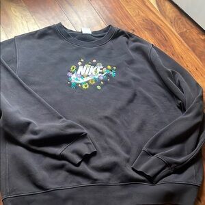 NIKE NSW CLUB GRAPHIC LOGO TWIST SWEATSHIRT crewneck